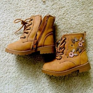 Toddler girl ivory lace-up Combat Boots Size 5M